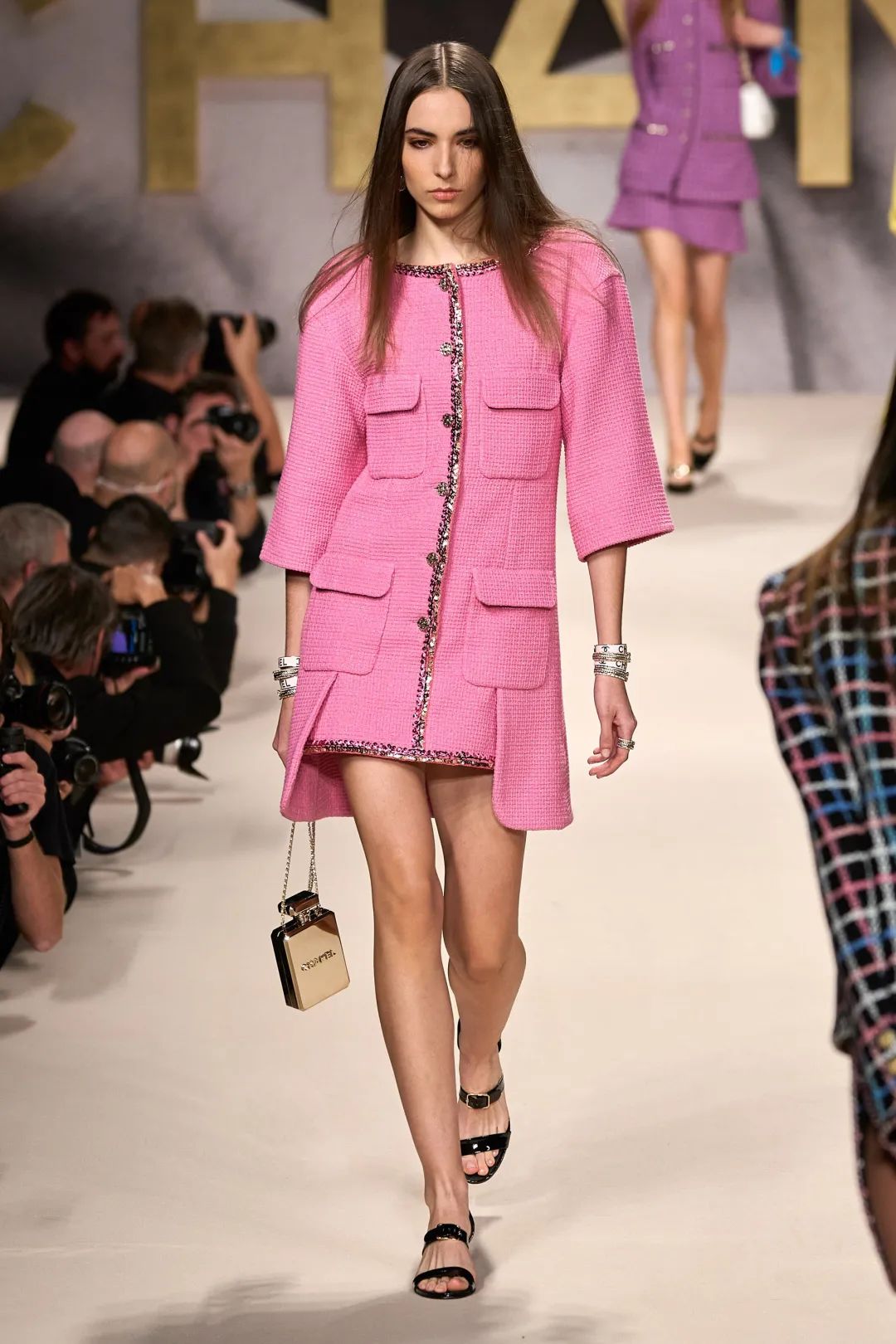 春天穿粉色到底有多好看呢,这个冬季穿粉色会让你惊艳动人