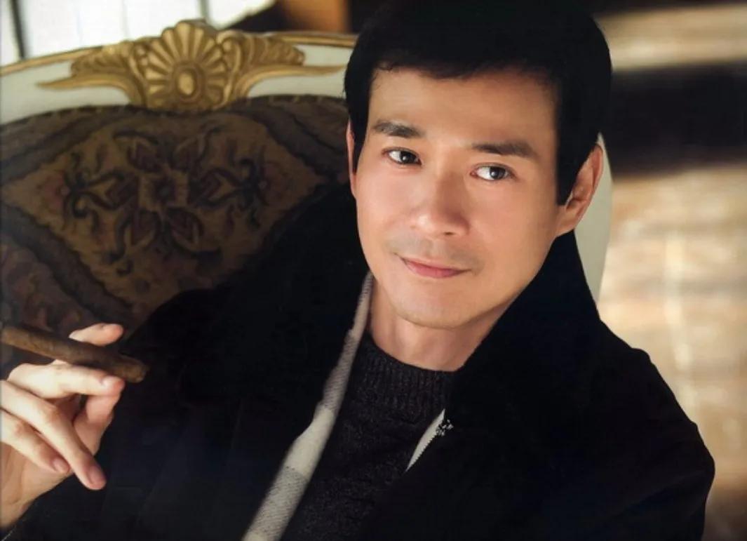 明明很帅自己却觉得很丑,明明很帅却打扮很丑