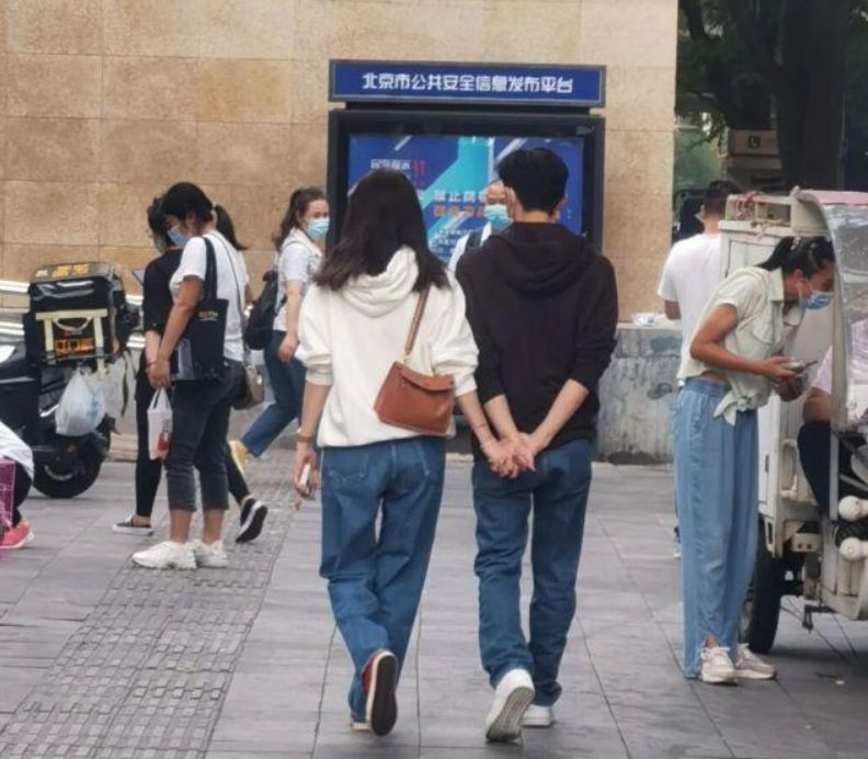 袁咏仪见到大牌,袁咏仪靓靓街拍