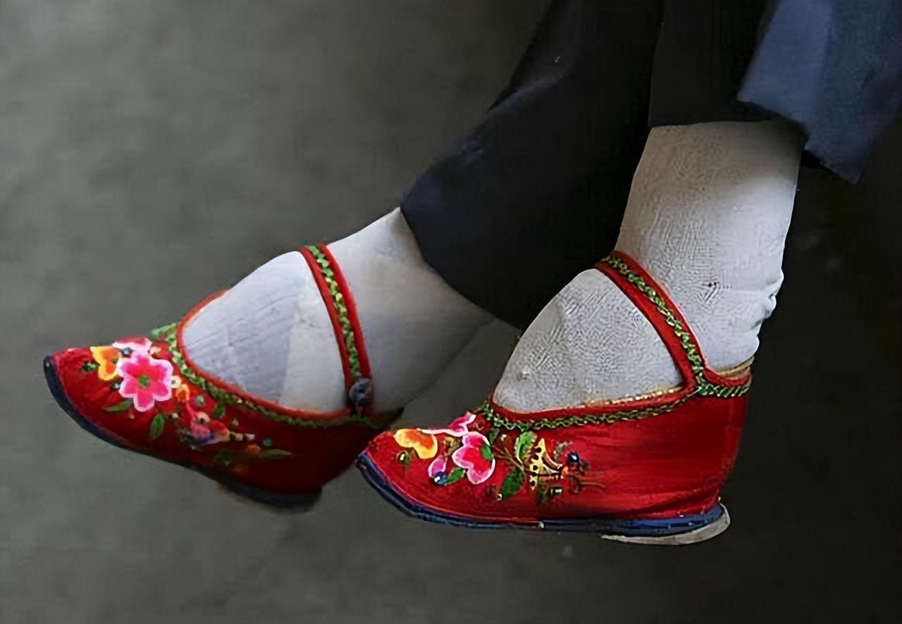 民国时期严查妇女束胸，发现一次罚款50大洋，举报者有奖励