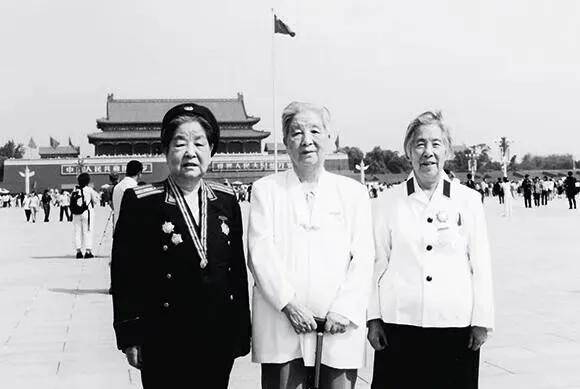 他是唯一同时有俩老婆的开国少将，大姐夫是上将，二姐夫是中将