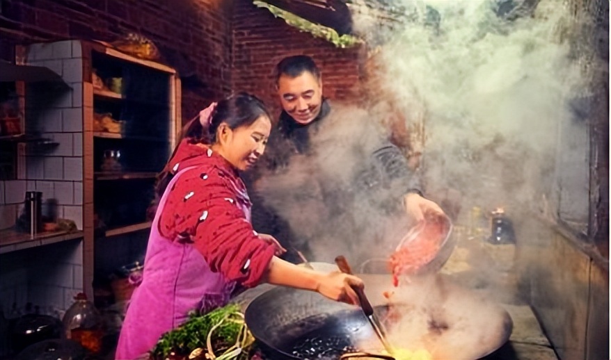 小学辍学没颜值的农村主妇，却被央视表扬，粉丝千万，到底凭啥？