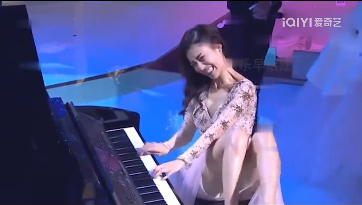 泫雅现场黑色吊带裙,女明星泫雅穿着蝴蝶吊带裙