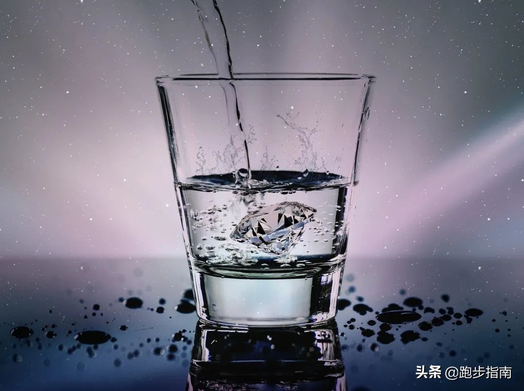 空腹晨跑还是吃完东西晨跑,有人说空腹晨跑不利于健康