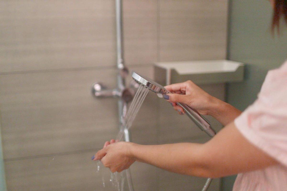 月子期间洗头洗澡会不会得月子病,产后坐月子一般多久可以洗头