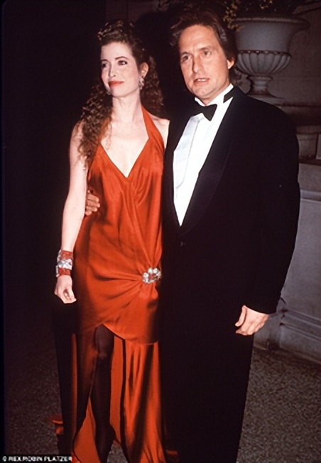 道格拉斯：好莱坞最高段位花心浪子，把小25岁泽塔琼斯吃得死死的