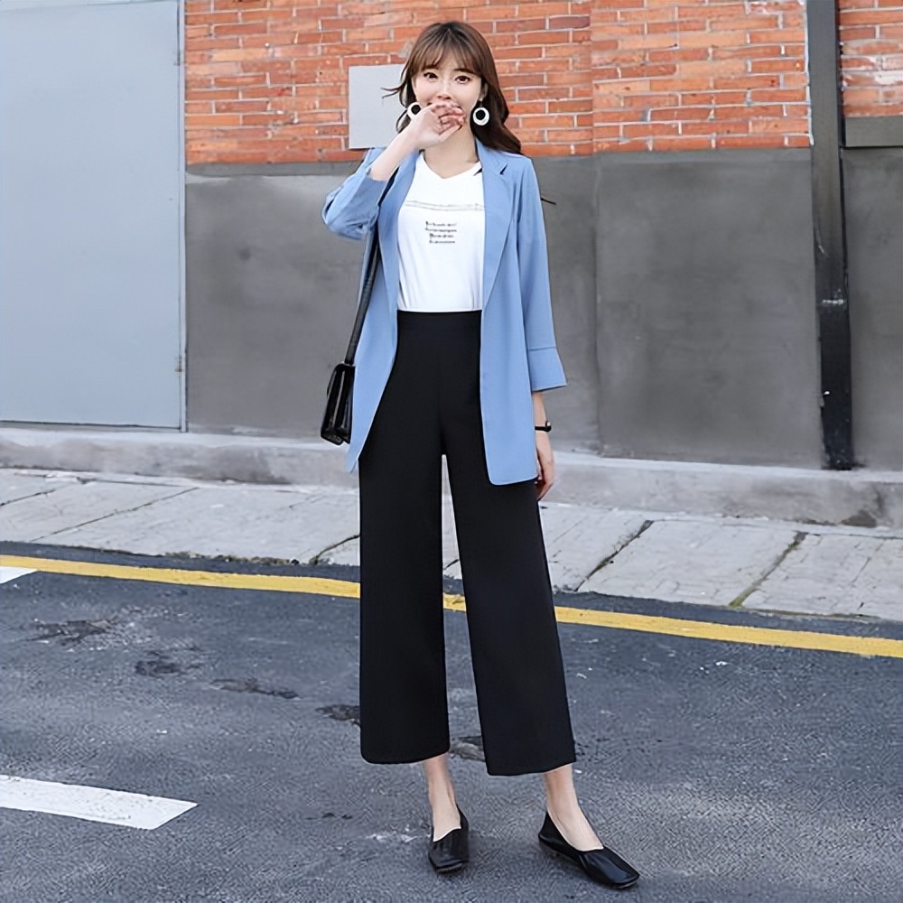 夏日裤装的搭配让你清凉又时尚,短款上衣搭配阔腿白裤子