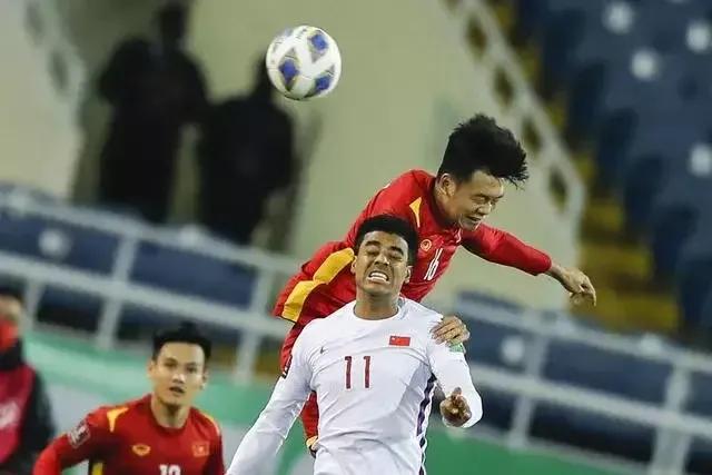 中国男足悲情故事,外媒谈中国男足1:3输越南