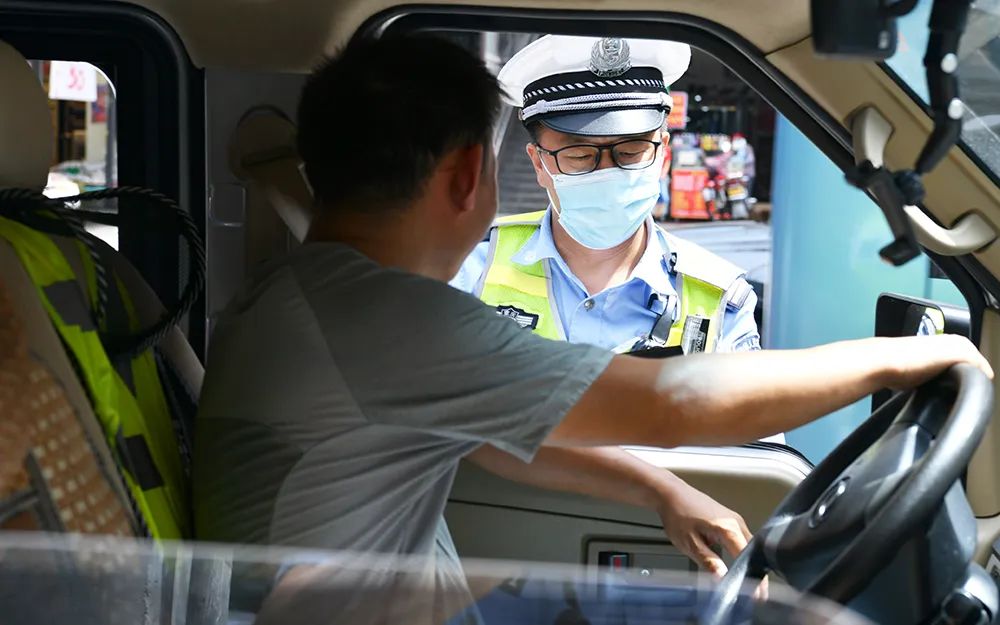 致敬重庆高温下的坚守者,致敬交警烈日下的坚守