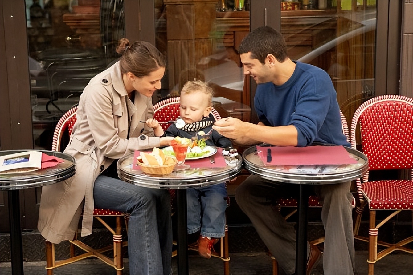 孩子不听话，正因为管太多！学学法国妈妈“去中心”育儿法