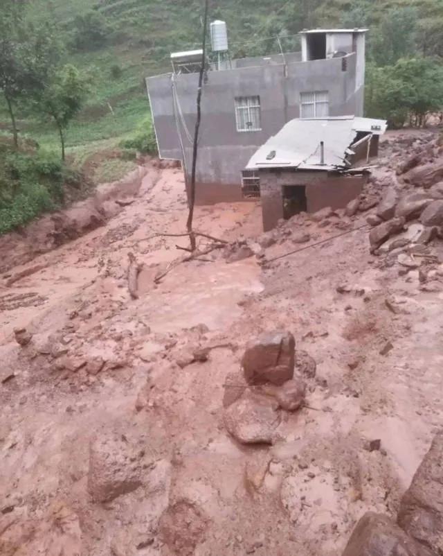 雷雨天气注意事项最新视频,雷雨天气在户外有哪些注意事项