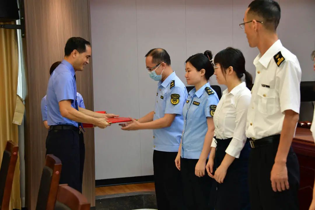 今天他们有了新身份