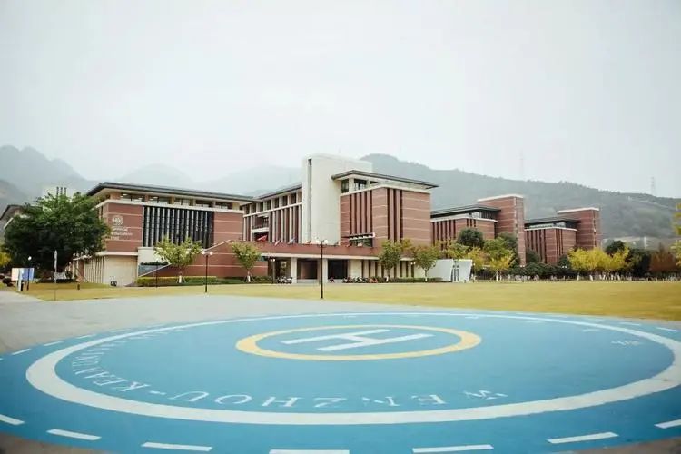 适合高考生读的中外合作办学,高考400分左右报中外合作办学