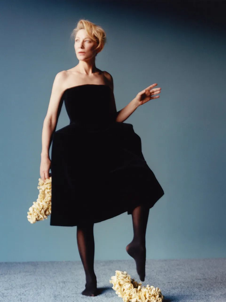 杨紫琼大衣配高筒靴穿搭,杨紫琼穿丝绒大衣图片