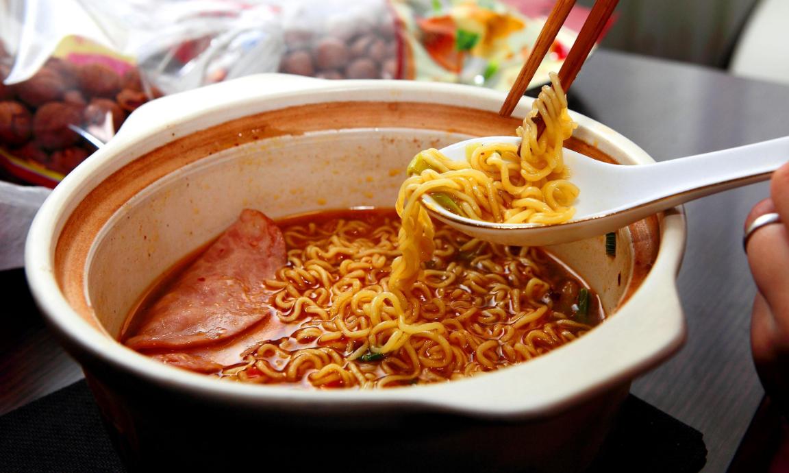 方便面是不是垃圾食品会不会致癌,方便面是有害食品还是垃圾食品