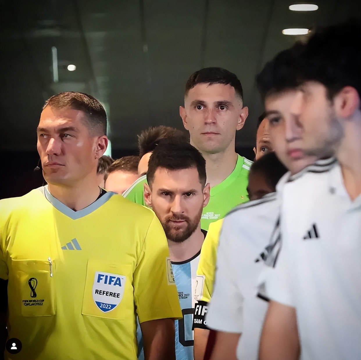 梅西与大力神杯擦肩而过,梅西背后的阿根廷