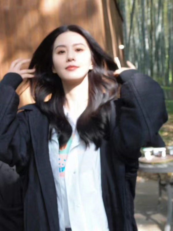 刘诗诗再战时装周早春写真惊艳,刘诗诗一袭粉裙优雅精致