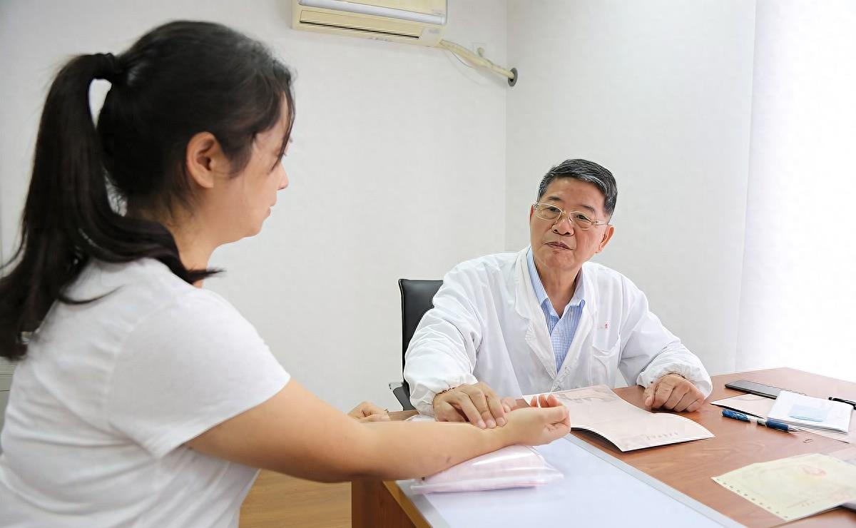 女子身上长虫医生拿镊子治疗,女子体内有蜱虫被医生拿镊子拔出