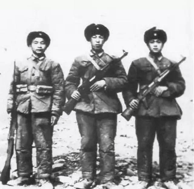 电影都不敢这么演，解放军3人小组追着敌人一个营打