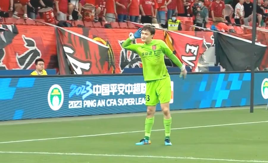 冷静看武磊有多厉害,武磊“摸头杀”张岩