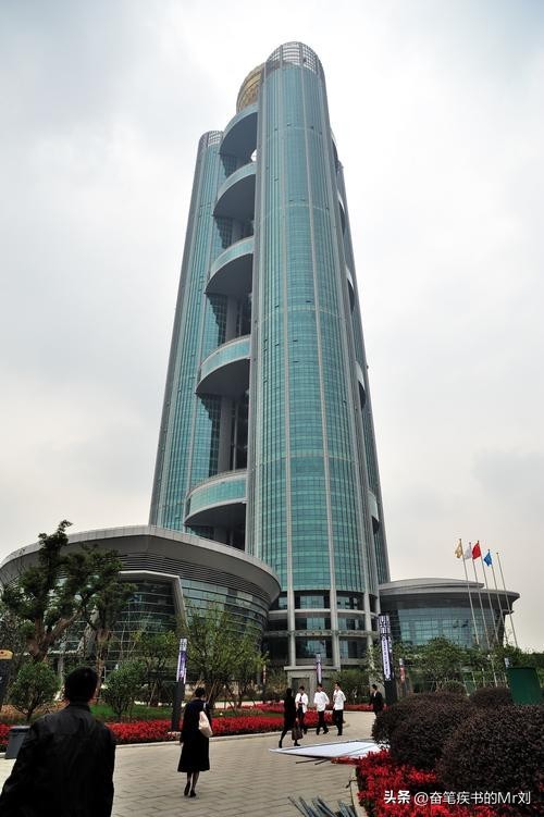 全村人均奔驰到负债打工,“天下第一村”的经历拍成电影没人敢信