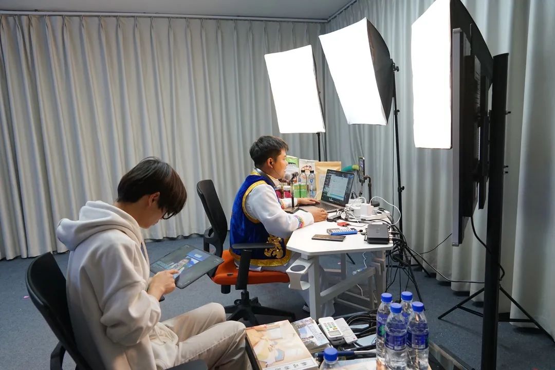 小黑带你看世界的直播间,小黑在直播间