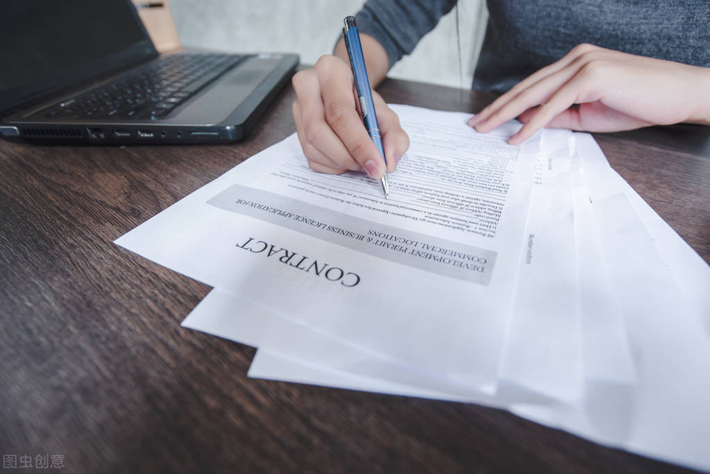 欠钱被起诉不去法院会怎样？这4个法律后果，每个都对你不利