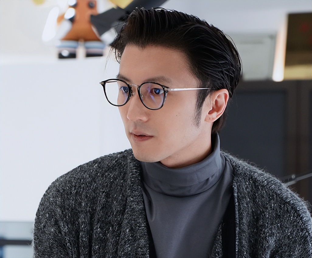 复合了？谢霆锋晒滑雪照，镜片反射人影被疑是王菲，柏芝复婚无望