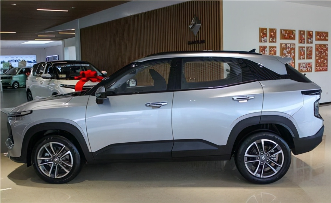 宝骏rs-3裸车手动精英型裸车价,新宝骏rs-3和奇瑞瑞虎5x哪个好