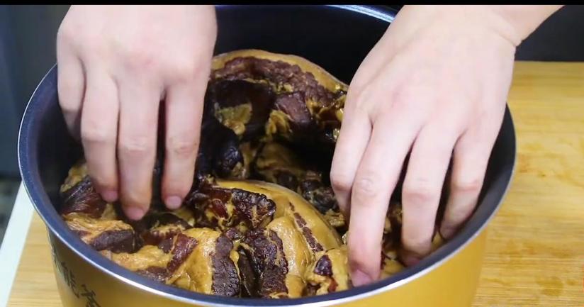 五花肉用酱油泡两天新吃法,五花肉放水里泡一夜能吃吗