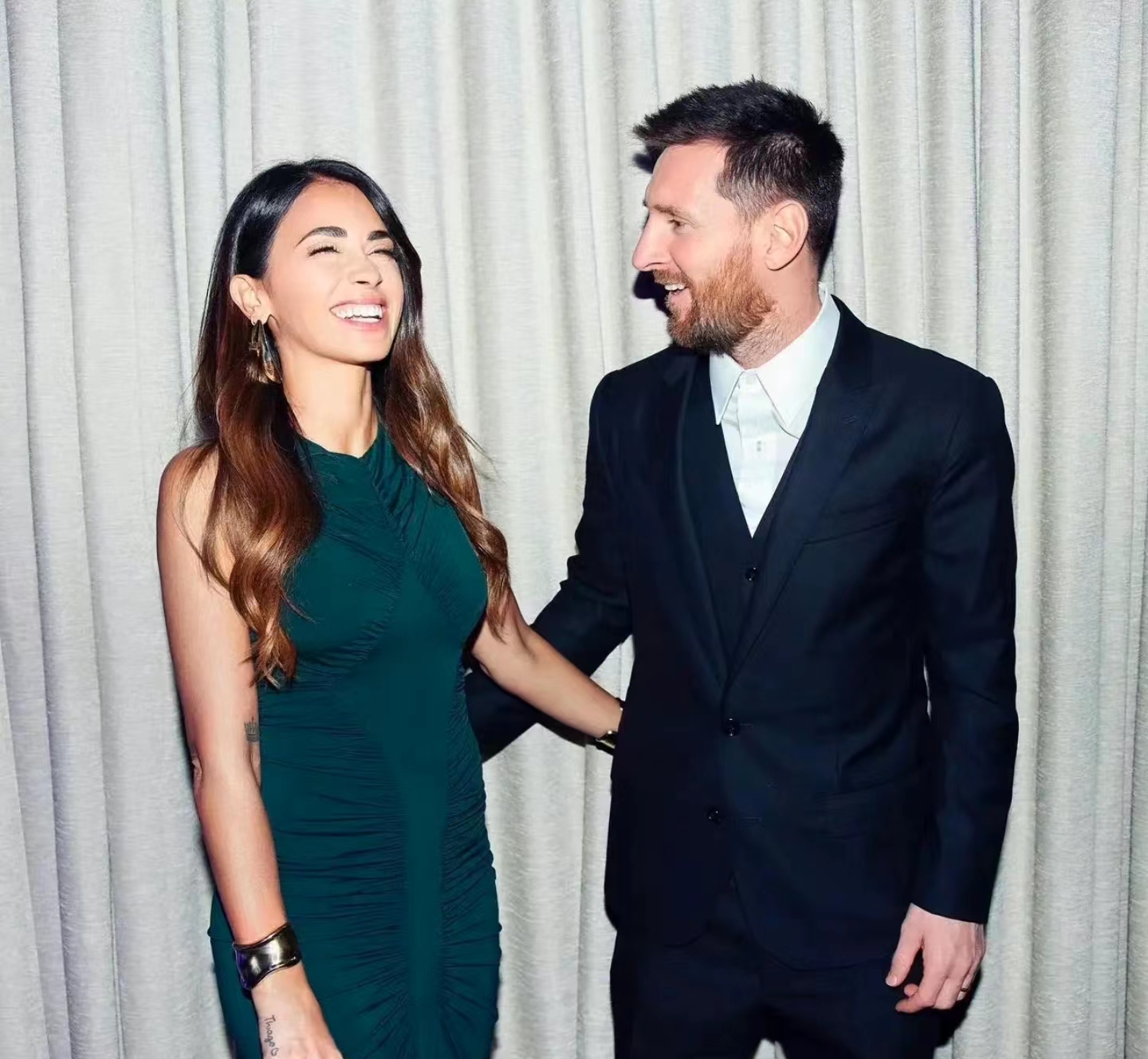 梅西安东内拉浪漫接吻视频,梅西晒全家圣诞合照安东内拉跳舞