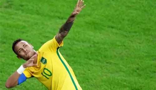 小球迷见到偶像感动瞬间梅西,阿富汗梅西小球迷被迫离开家乡