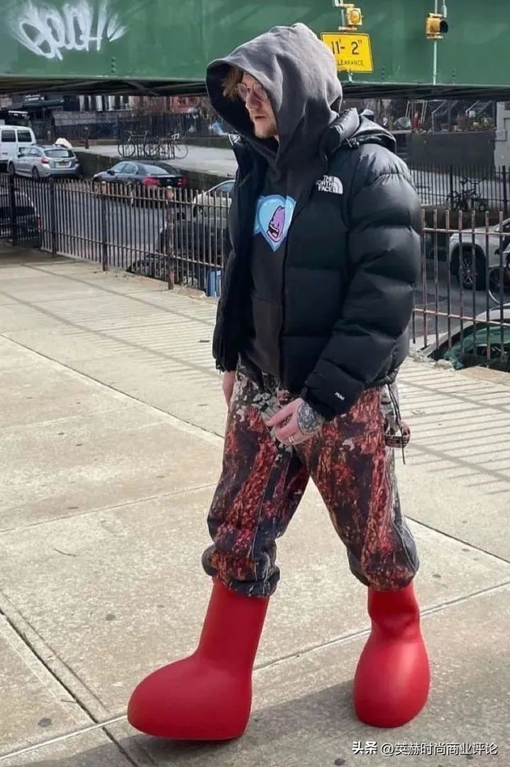 从「阿童木靴」到「马里奥鞋」，二次元席卷时尚界