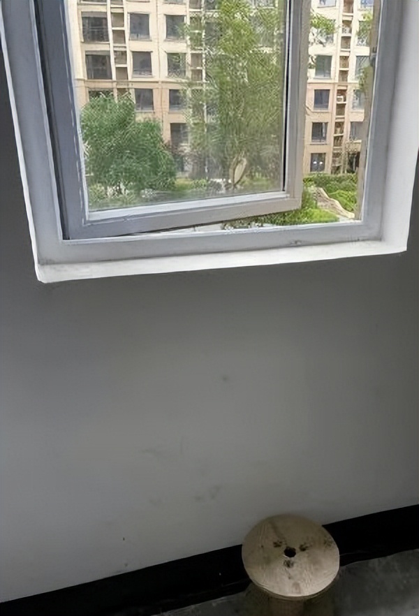 7岁女孩把4岁男童塞进深井,7岁女孩将4岁男童扔井里过程