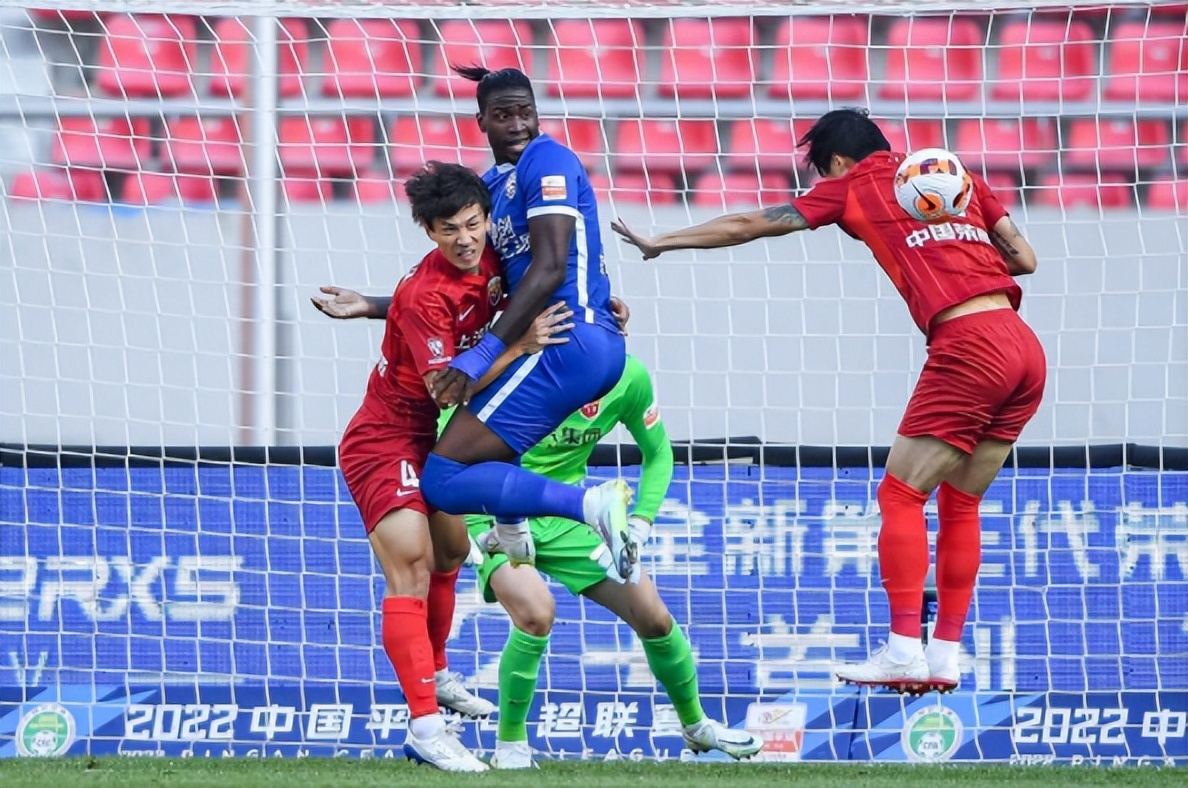 裁判误判球恶意打员受伤当场发火,打人裁判