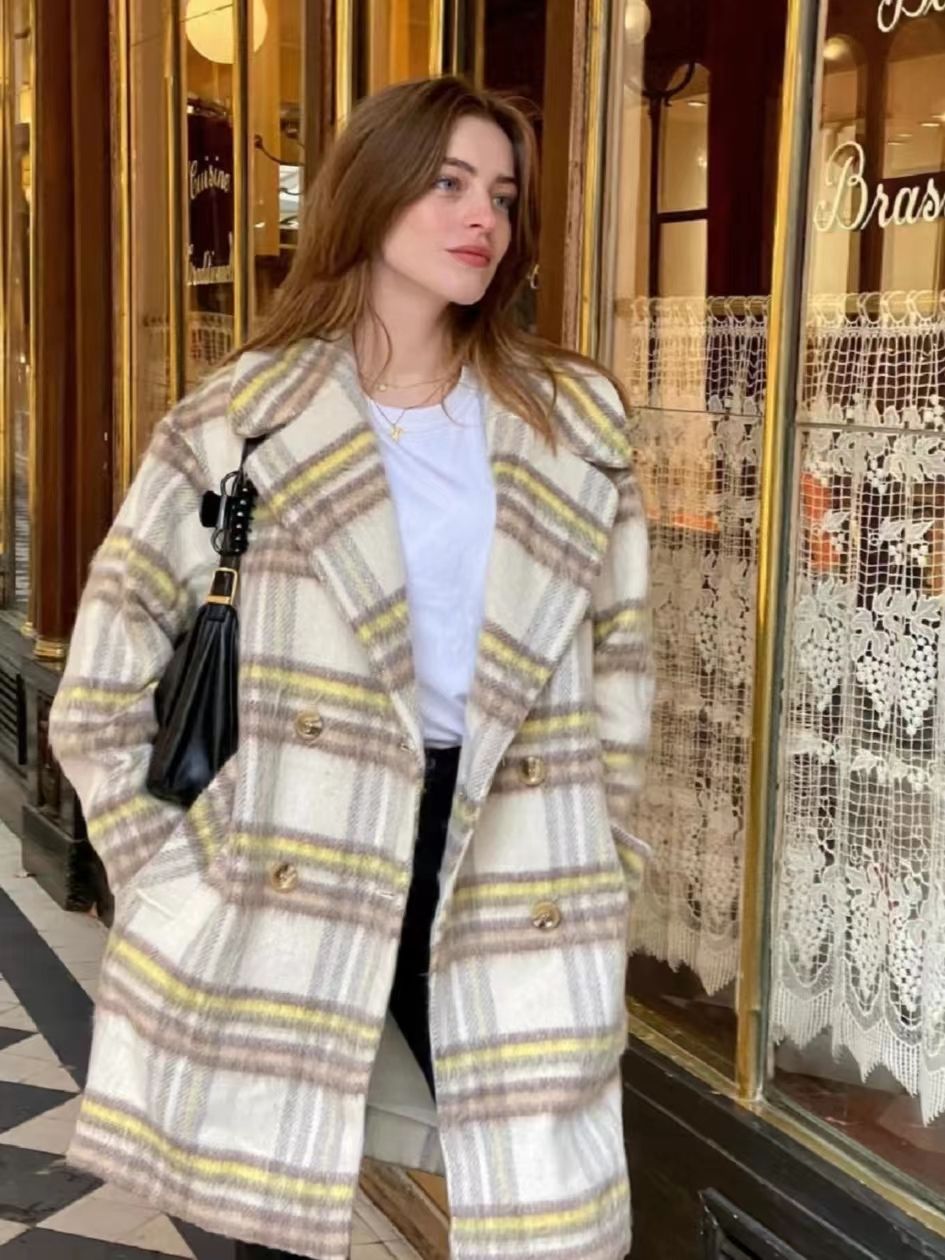 过时的羽绒服大衣怎样穿搭,黑色带帽羽绒服外套怎么搭配好看