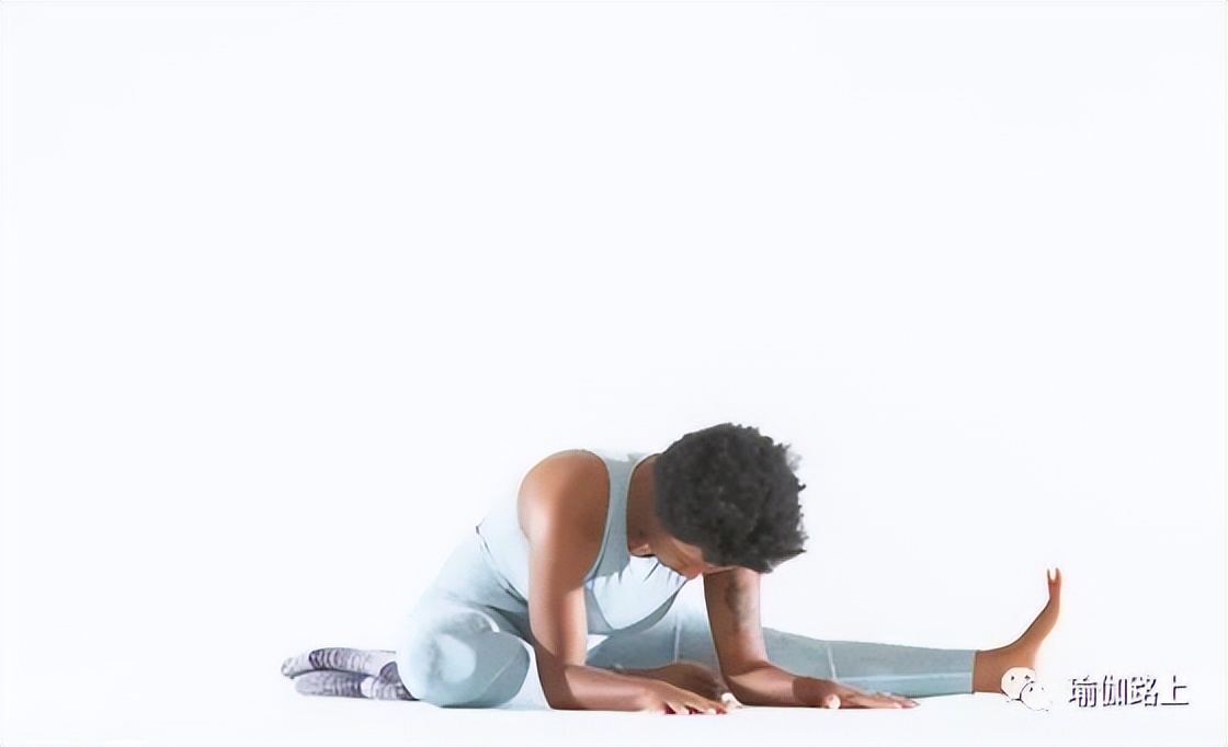 髋关节一边松一边紧怎么练习瑜伽,髋太紧怎么改善