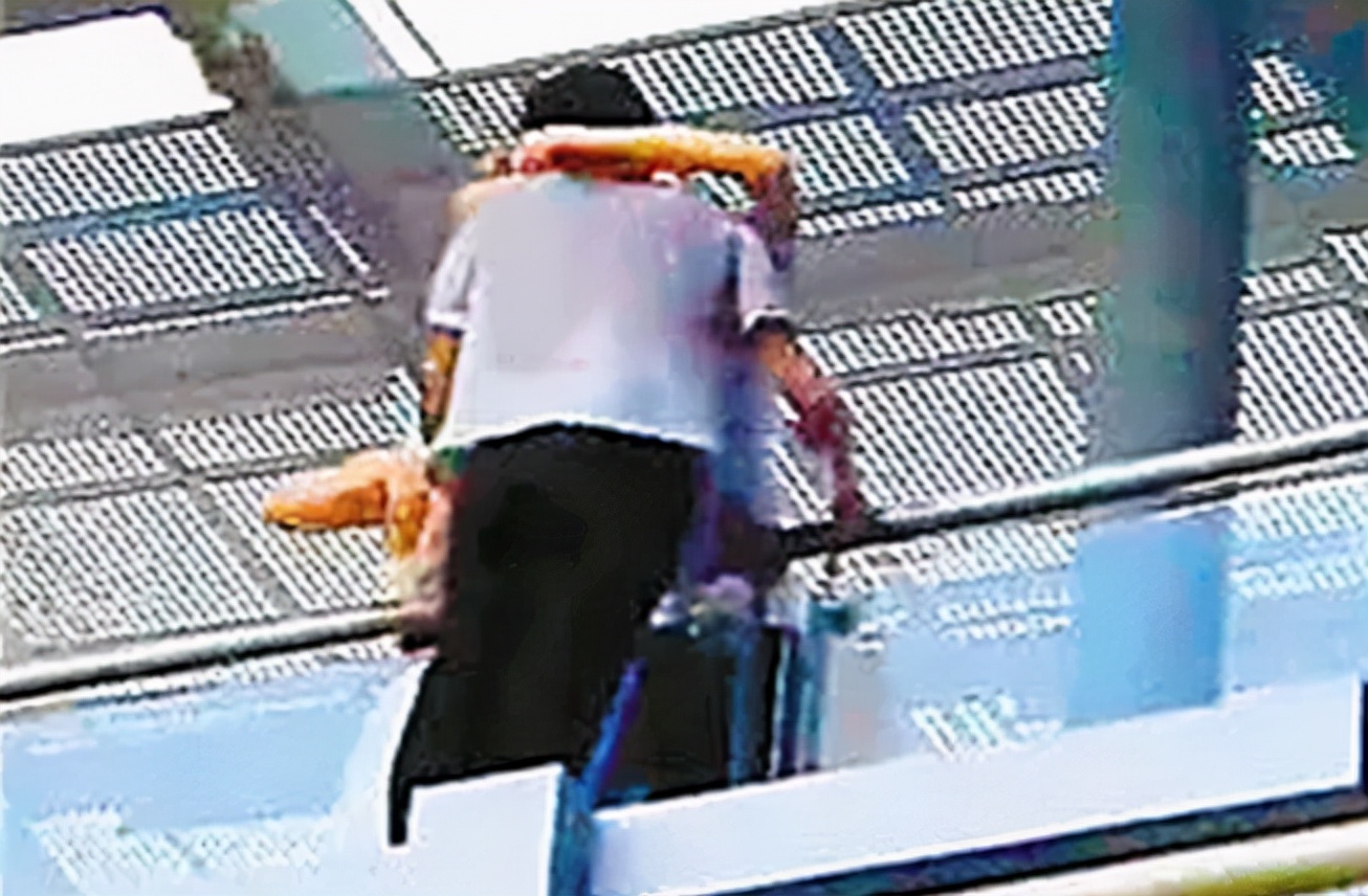 21岁小伙桥边崩溃欲跳江,四川16岁男孩跳桥被女孩救了