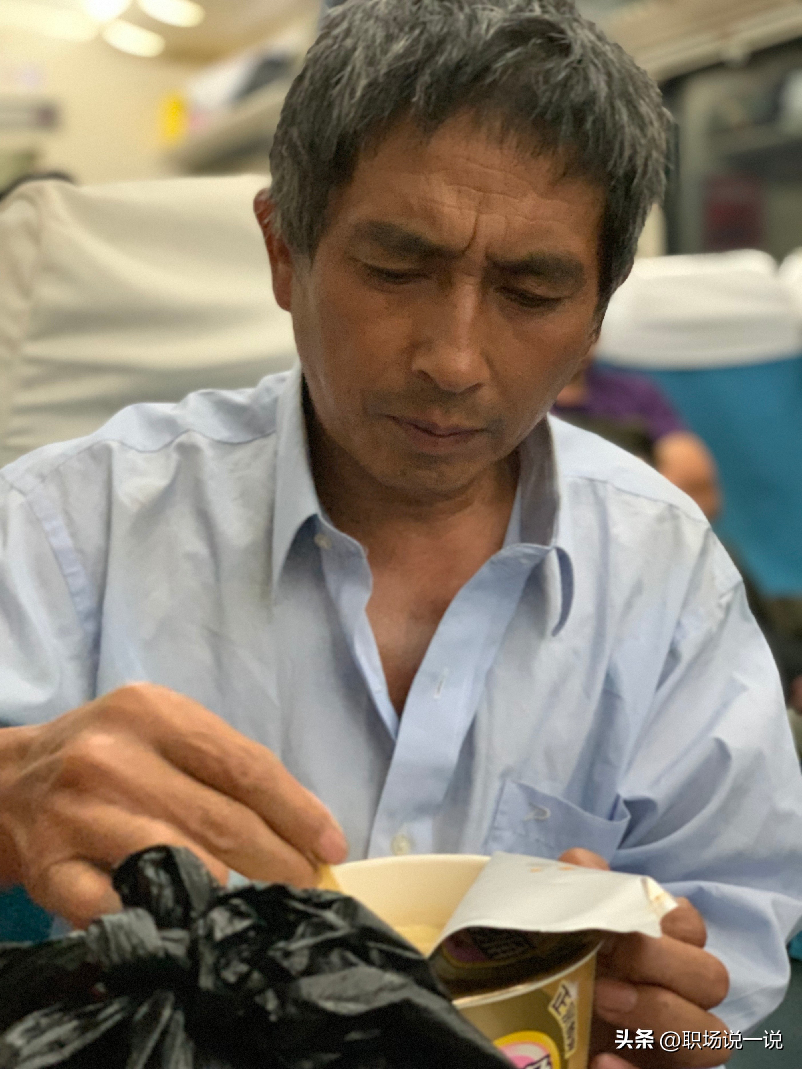 女儿在外省工作，不主动和她爸打电话，听到她的聊天记录，我怒了