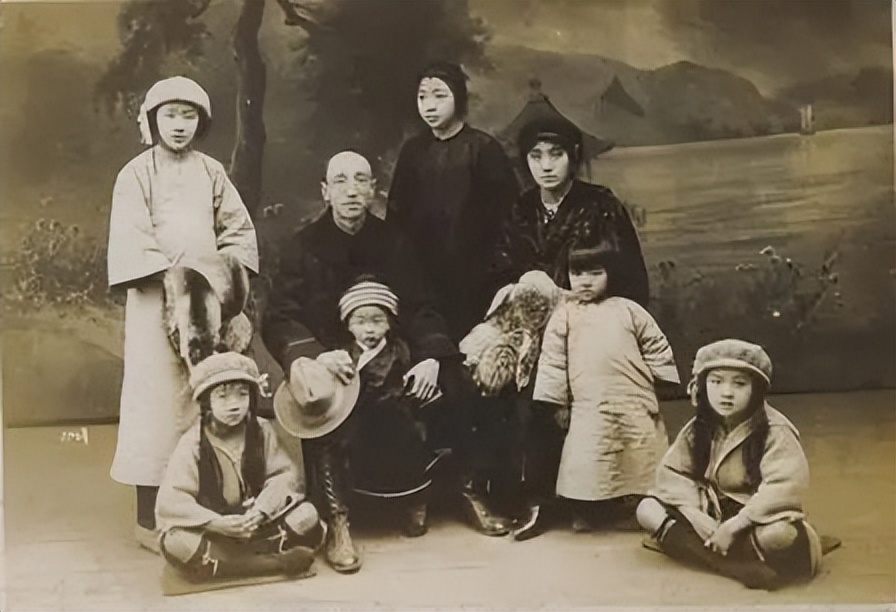 从歌女到业界大亨，锦江饭店创始人有多厉害？杜月笙来吃饭要排队