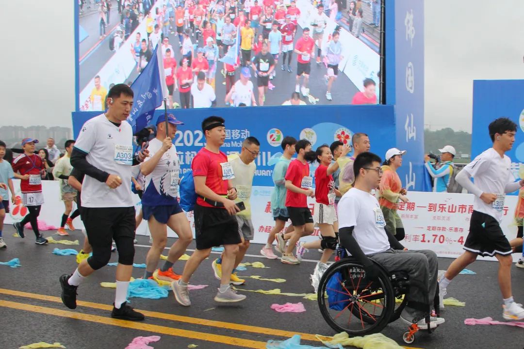 万人一起骑马的视频,万人齐跑马拉松