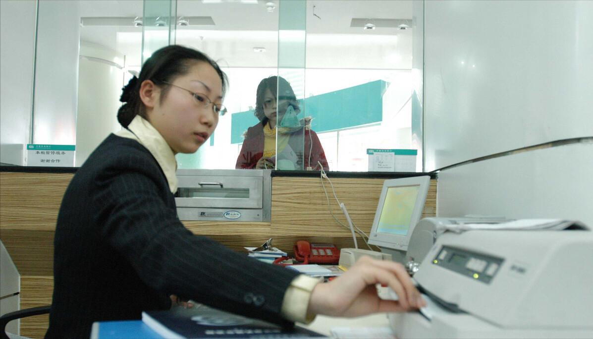 河南男子在银行存8000万,河南小伙将4500万存银行没有了