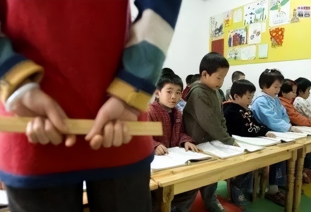 “根都坏了，别教了”，广东女学生违反纪律后，不少人都在劝老师