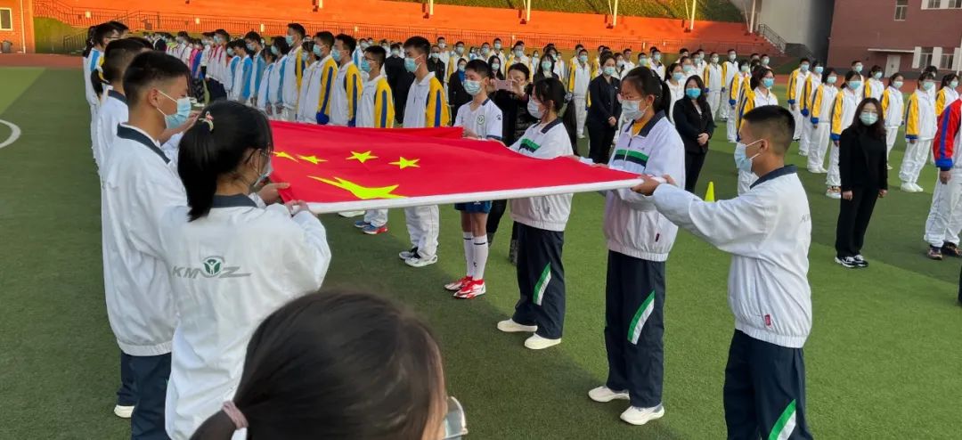 3000多名师生传递国旗为祖国庆生,开学典礼百人传旗