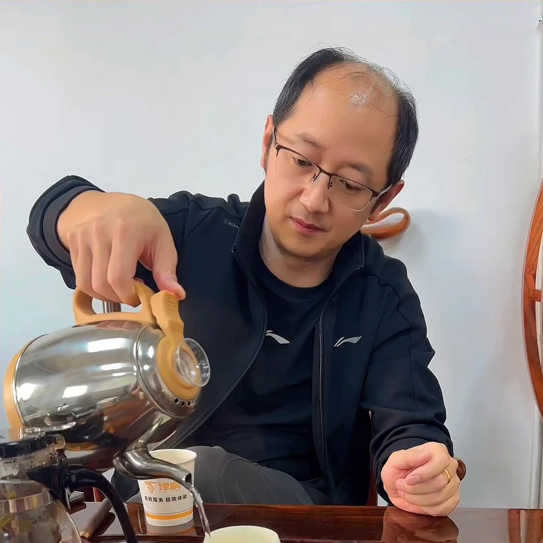 我和光头大叔老公创业，一起走过风风雨雨十年，有苦有甜，...