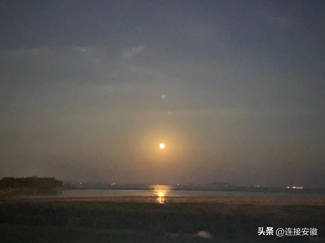 抬头看中秋十五的月亮,中秋的月亮是什么样子的