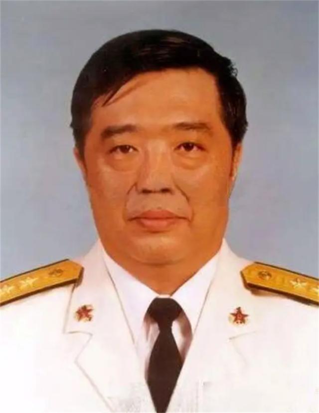 2001年贺鹏飞因突发心脏病去世，母亲盯着遗体发呆，重复说一句话