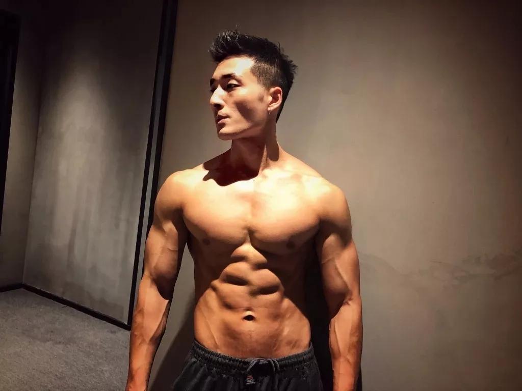 黝黑爷们帅哥寸头,黝黑皮肤的帅哥