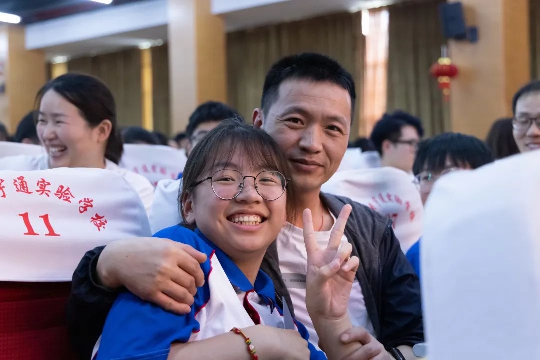 青春仪式展青春风采追青春梦想,挥洒汗水激扬青春放飞梦想