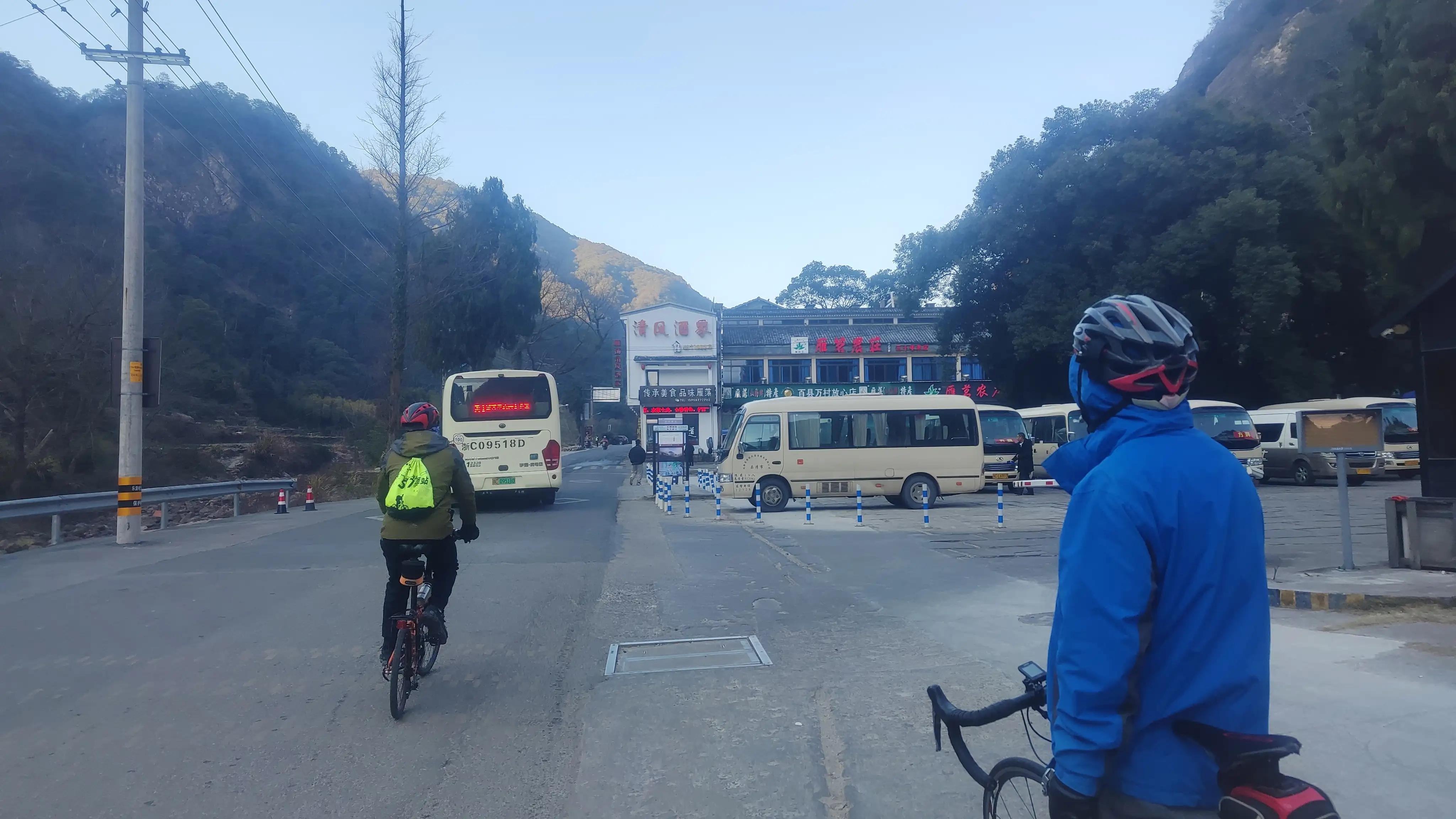 穿过雁荡山核心景区的白芙线骑,驾往跻鹿岩龙岩道院的路线规划
